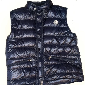 Moncler väst - Bra skick, Storlek 3 vilket motsvarar M/L Navy