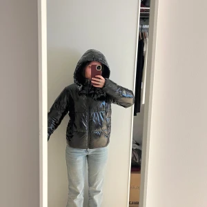 Glansig vinterjacka Nelly - Skit snygg glansig vinterjacka med stor mysig luva som är helt slutsåld på hemsidan. Kan gå ner i pris vid snabbaffär då jag vill få den såld! Den är knappt använd så i jättefint skick! Säljer då jag har köpt en annan vinterjacka💗💗💗