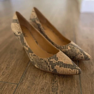 Klackskor SoWhat - Knappt använda då de tyvärr inte passade mig. Jättefina lite kortare klackskor, passar om man har lite svårt att gå i högre 😅 