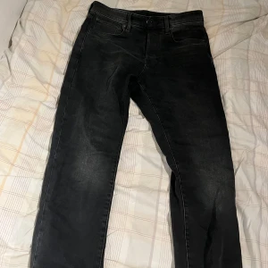 G-Star jeans  - Modell: 3301 straight tapered Passform: Straight  Jeansen är lätt blekta (tapered) Nypris: 1399