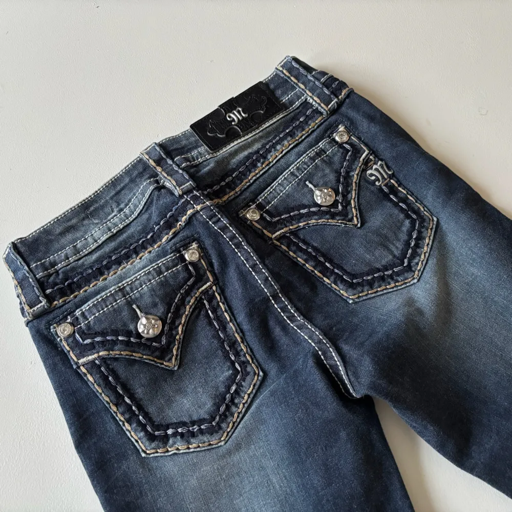 Lågmidjade bootcut jeans från Miss Me. Snygg design. Perfekt skick, se bild. Mått: Innerbenslängd: 85cm   Midjemått rakt över: 33cm Midjemått: 73cm Modellen är 166cm lång. Fler bilder finns. Skriv gärna ifall du har några frågor! 💗. Jeans & Byxor.