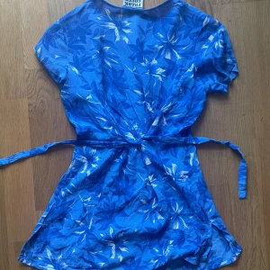 Blus - Jättesöt blus från Frank Green i storlek 12, passar som xs-s. Använd fåtal gånger men i bra skick. Skriv om du undrar något!💕 
