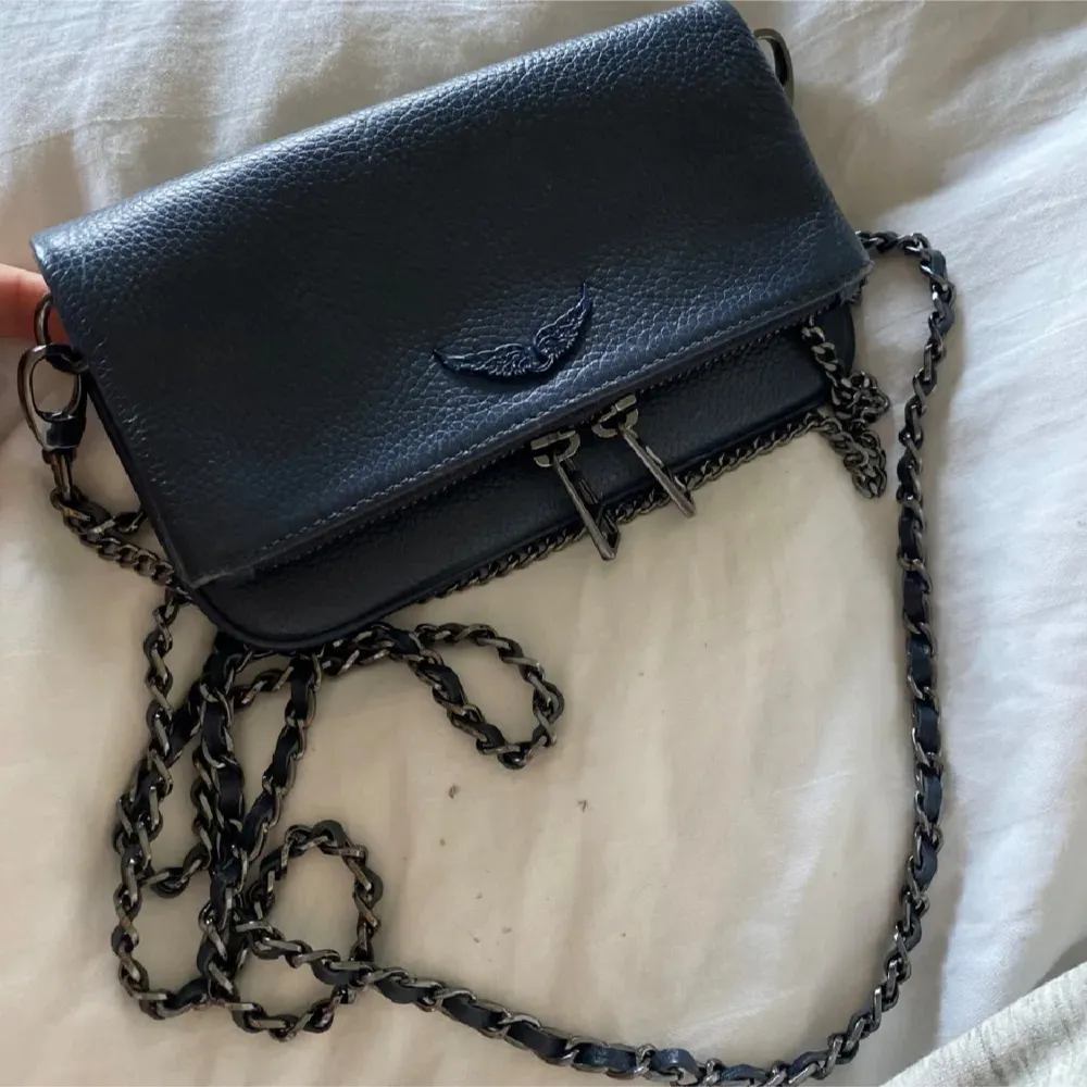 !intressekoll!! På min så så fina mörkblåa zadigvöska. Den är i den lilla storleken och jag köpte den för ett halvår sedan ungefär. Dustbag och kvitto m.m finns. Kan skicka bild på det också. Lägg bud. Inga skambud❤️nypris ca 2700. Laukut & Käsilaukut.