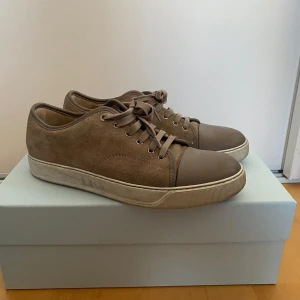 Lanvin skor - Beigea lanvins, bra skick, köpta för 4500kr, allt original medföljer, pris kan diskuteras