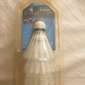 Badmintonbollar - 3 st badmintonbollar från Ultrasport. Perfekt för en rolig badmintonmatch! Helt oanvända Säljs för 20