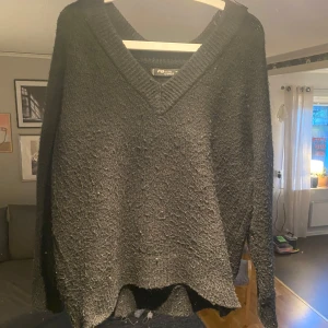 svart stickad tröja  - fin tröja i bra skick.  strl xs men är väldigt overzised  nopprig som syns på bilden men inte lika mycket i verkligheten 