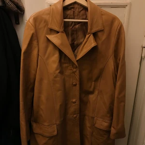 Läderkappa  - Kappa perfekt nu under hösten🍁  Sitter lite oversized på mig med storlek M, skulle säga att det är en L! Inga defekter