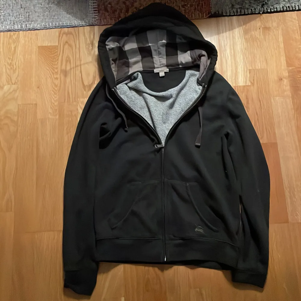 Säljer denna feta burberry hoodie size s-m. Hör av dig vid minsta fundering.. Hoodies.