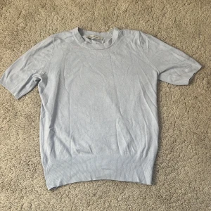 Isblå zara topp  - En såååå fin kortärmad stickad t-shirt ifrån zara som köptes för några år sedan. Sällan använd!🍁