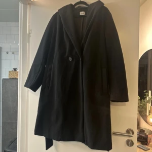 Kappa - Mellan lång kappa i storlek M/38 ifrån Zara, använd få gånger men inte min stil längre! Luva har denna jackan. Ge prisförslag på denna men inte under 399kr