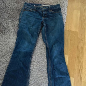 Lågmidjade jeans - Fina jeans men tyvärr blviit för små för mig.Utsvängda 