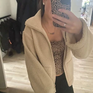 Teddyjacka - Intressepil på min Såfina jacka som är mysig och gosig att ha när det är lite kyligt. Skriv för fler bilder eller så (den är som ny inga defekter använd fåtal gånger) (köp inte direkt skriv först) 