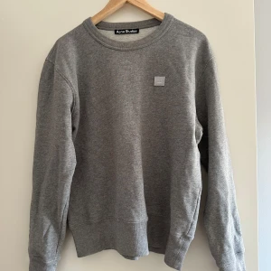Acne studios tröja - Super fin unisex tröja från Acne studios. Fick den för ett år sen men endast använd ca 10 ggr. Nypris 2400kr