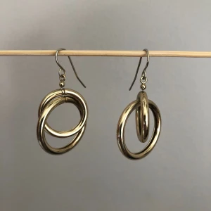 Guldörhängen - Fina guldörhängen som består av två ringar. Vet ej vilket material det är gjorda av. 🍒✨️