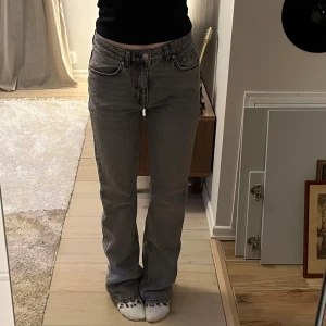 Grå Jeans - Super snygga och sköna grå midwaist jeans. Jeansen är från ginatricot, i storlek 36. Använda mycket få gånger, så byxorna är i mycket bra skick!🫶