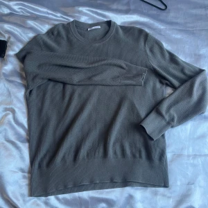 ZARA stickad tröja - Sjysst stickad tröja från Zara i storlek M. Tröjan e Grå, Hör av er vid frågor, priset är inte hugget i sten!💪🍺