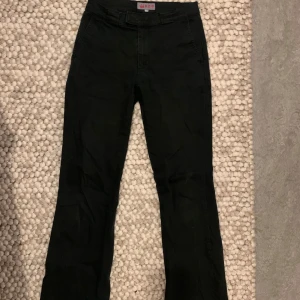 Jeans  - Snygga svarta vintage bootcut jeans. Coola fickor där bak. Storlek 170. Måtten finns på sista bilden. Märke CCC Girlswear. Mycket bra skick. 