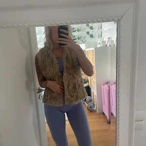 Päls väst - Fusk päls, bra skick, passar strl s/m/L beroende på hur man vill den ska sitta