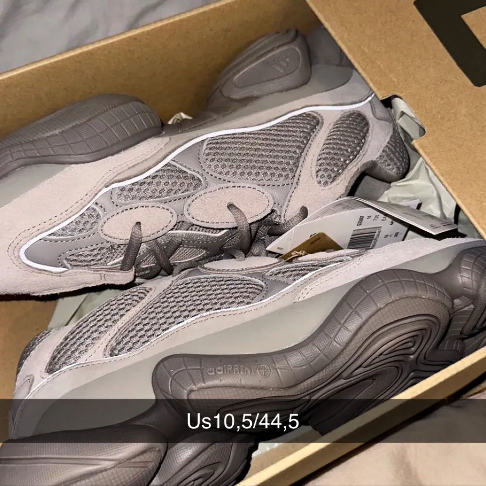 Säljer ett par Adidas Yeezy 500 i askgrå färg. Skorna är i nyskick och har en unik design med mesh och mocka detaljer. Perfekta för både vardag och fest. Storlek US 10,5/UK 10/44,5 EU. Kommer i originalkartong.. Skor.