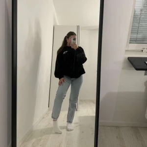 Jeans dam  - ett par mom jeans som är super fina, men inte min stil längre. Dom är i väldigt bra skick inte kommit till så mycket användning 