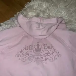 sjukt snygg zip up med detaljer på baksidan och på luvan, använt skick😊