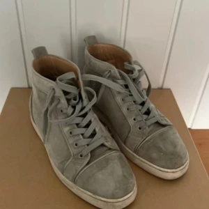 Louboutins höga - Höga loubs i halvdåligt skick men sjukt prisvärda. 1699kr. Storlek 39