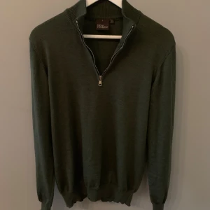Oscar Jacobson tröja  - Säljer denna otroligt fina och väll stickade zip tröja från Oscar Jacobson, gjord av 100% premium kvalitet merinoull. Nypris 1499kr. Pris går att diskutera vid snabb affär. Skick 9,5/10 då den inte har används mycket alls. Skriv vid minsta fundering.