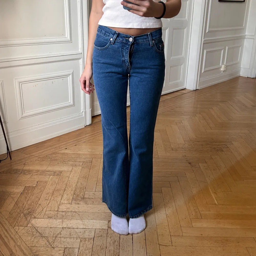 Midwist bootcut jeans i 100% bomull. Från Lee och prislapp kvar. Jag är 180 cm. Jeans & Byxor.