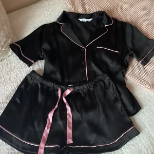 Pyjamas  - Säljer ett helt nytt pyjamas sett, den har aldrig används. Köpt  i London.