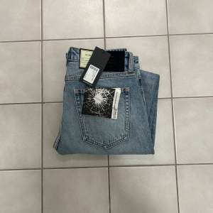 Neuw Jeans | Skick: 10/10 (Helt nya med tags) - Storlek: 32/34 - Modell: Ray Straight - Nypris: 1500 - Vårt pris: 399 - Skriv för mer frågor eller funderingar och kolla gärna in liknande plagg i min profil 