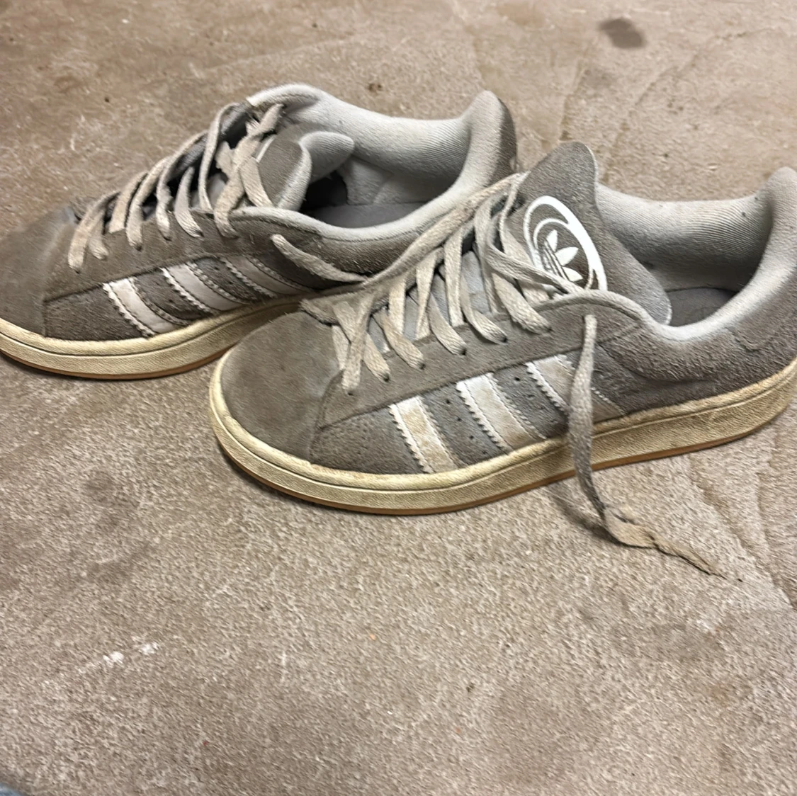 Grå Adidas campus  - 90