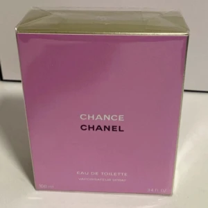 Chanel Chance Eau de Toilette - Säljer en elegant och fräsch Chanel Chance Eau de Toilette. Förpackningen är i en snygg ljuslila färg med en stilren design. Flaskan innehåller 100 ml. Plast finns fortfarande på. Batch kod: 7501. Pris kan sänkas vid snabb affär.