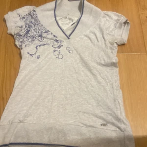 Säljer min HILFIGER DENIM - Den är i super bra stick inte använd så mycket säljer på grund av att ja ränsar min garderob!❤️