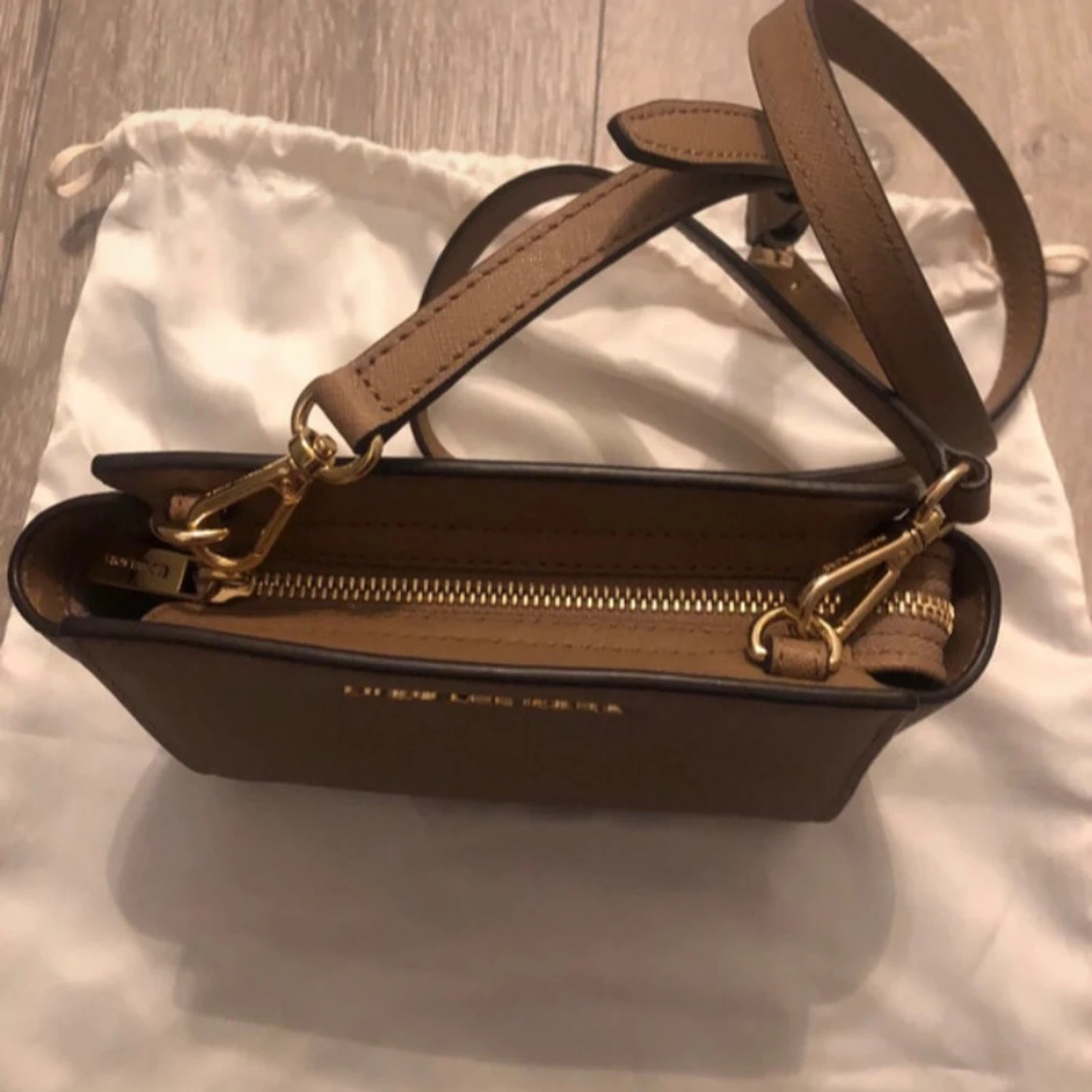 Brun axelremsväska  - 93