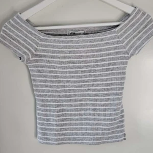 Grå och vitrandig ribbad topp - Jätte fin randig topp från new yorker , skönt material❣️❣️