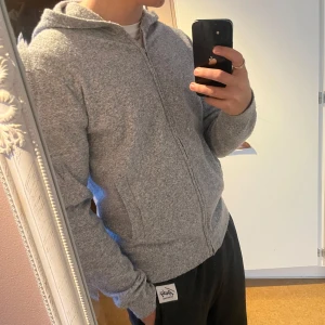 Skön tröja  - Rikigt skön o snygg tröja från Ryvls| Står 164 men passar S. modellen är 178. Hör av dig vid frågor! 