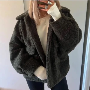 Teddyjacka  - Säljer denna såååå fina teddyjacka från zara😍😍 världens finaste gröna färg och den är såå mysig!! Hade gjort allt för att behålla men har för många jackor (första 3 bilderna är lånade)