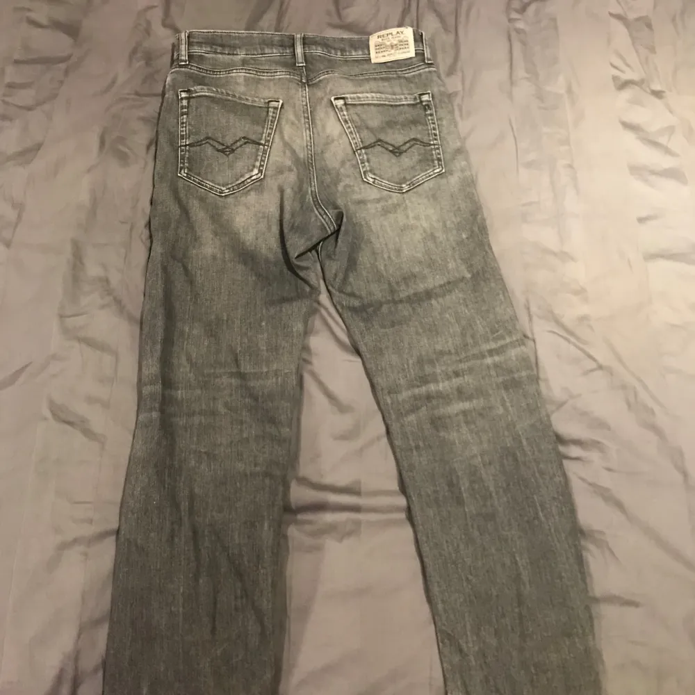 Säljer ett par grå Replay jeans i bra skick. De har en klassisk femficksdesign och är perfekta för vardagsbruk. Jeansen har en knappgylf och är i en straight passform. Perfekta för både höst och vår! Det är barn storlek 160cm och kostar 1200kr nya! Hör av er vid funderingar😁. Jeans & Byxor.