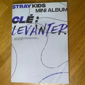 STRAY KIDS - [CLE : LEVANTER] - - 1 CD-R - 1 PHOTO BOOK WITH 1 SPECIAL PAGE (RANDOM 1 OUT OF 8 PAGES, SAME SPECIAL PAGES IN BOTH NORMAL VER. AND LIMITED VER.) - 3 QR PHOTO CARD (RANDOM 3 OUT OF 40, SAME IMAGES IN BOTH NORMAL VER. AND LIMITED VER.)