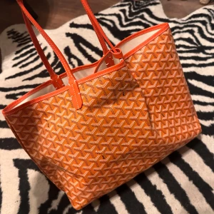 Väska - Ej äkta! Köpt i Vietnam, fint skick men finns lite fläckar på insidan men som ny utvändigt!