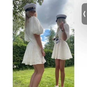 Studentklänning  - Säljer nu min fina studentklänning! Klänningen kommer ifrån Showpoo och är i storlek 38 (brukar ha 36 egentligen). Köptes för ca 1300 inklusive frakten. (Klänningen till vänster som är på första bilden) 💖💖