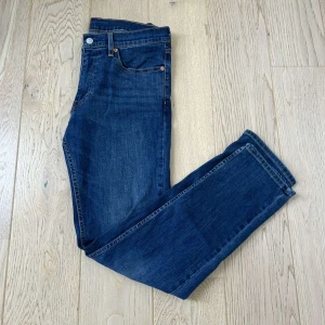 Levis 511 jeans - Säljer ett par snygga Levis 511 jeans i mörkblå denim. De är i mycket bra skick och har en slim passform som sitter perfekt. Skick 8/10. Dm för ytterligare info 