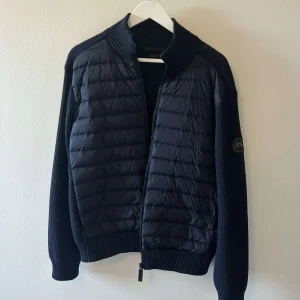 Canada gosse cardigan - Canasta gosse cardigan (black label) skicket är väldigt bra och cardiganen är tjock och varm. Dm för ytterligare info 