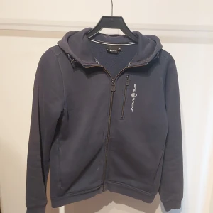 Mörkblå kofta från Sail Racing - Säljer en snygg mörkblå kofta från Sail Racing i bra skick. Barn storlek 160