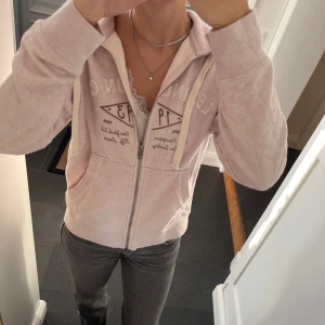 Rosa zip hoodie  - Rosa zip hoodie från Lexington i storlek M, skulle säga att den även passar S. Fint skick. Använd gärna köp nu!