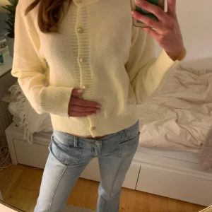 Kofta med guldknappar - Säljer denna jättesköna kofta/tröja som är väldigt fin och passar till allt. Har inte kommit till användning då jag har många tröjor.🌟💗