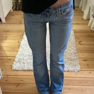 Jeans - Low waist jeans med midjemåttet 38 cm rakt över. Bootcut💕