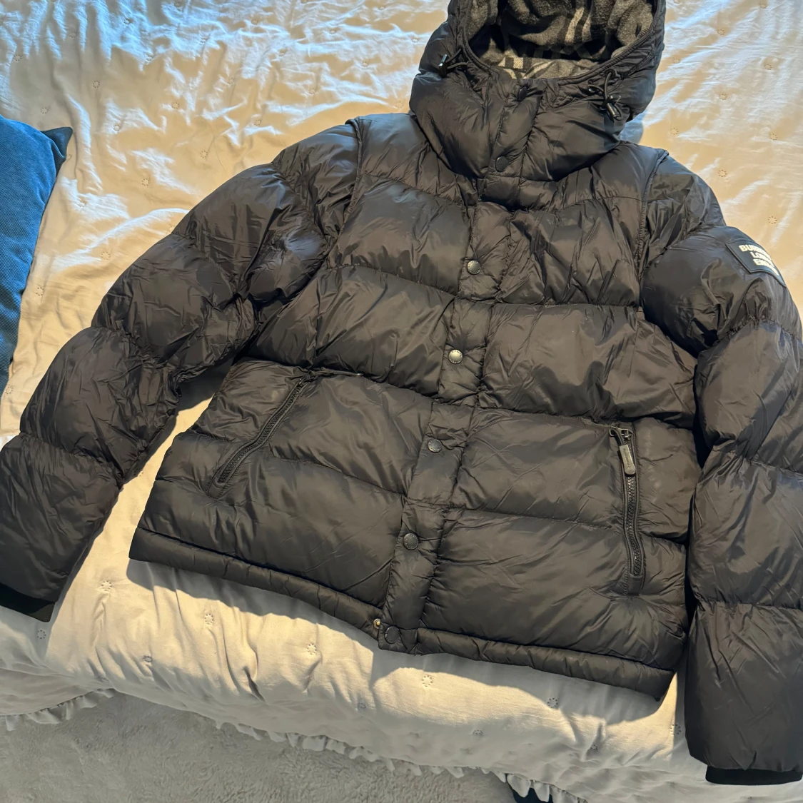 Svart dunväst med huva