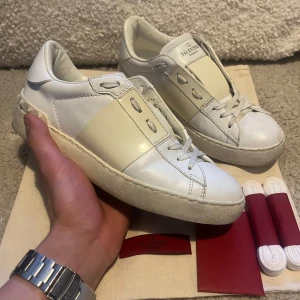 Valentino Open 37 - Säljer dessa fin Valentino Opens som är perfekta både till sommar och vinter💕 | Skick 8/10, lite smutsiga bara men går enkelt att fixa. | Dustbag / Snören / Kort ingår. | Storlek 37. | Går att lösa fler bilder, bara att skriva!