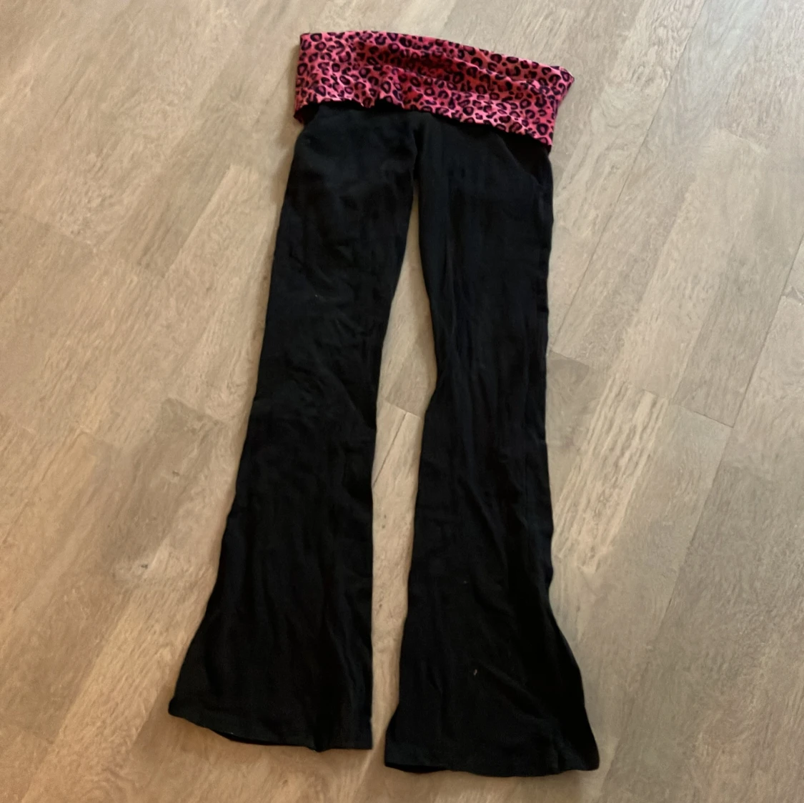 Svarta yoga byxor med leopardmönstrad midja